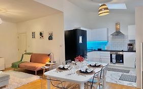 Modern 1-Bed Apt 30Min To Central London & Parking