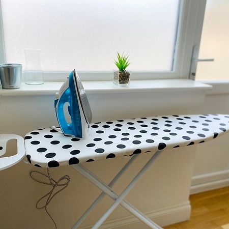 Modern 1-Bed Apt 30Min To Central London & Parking Exterior photo