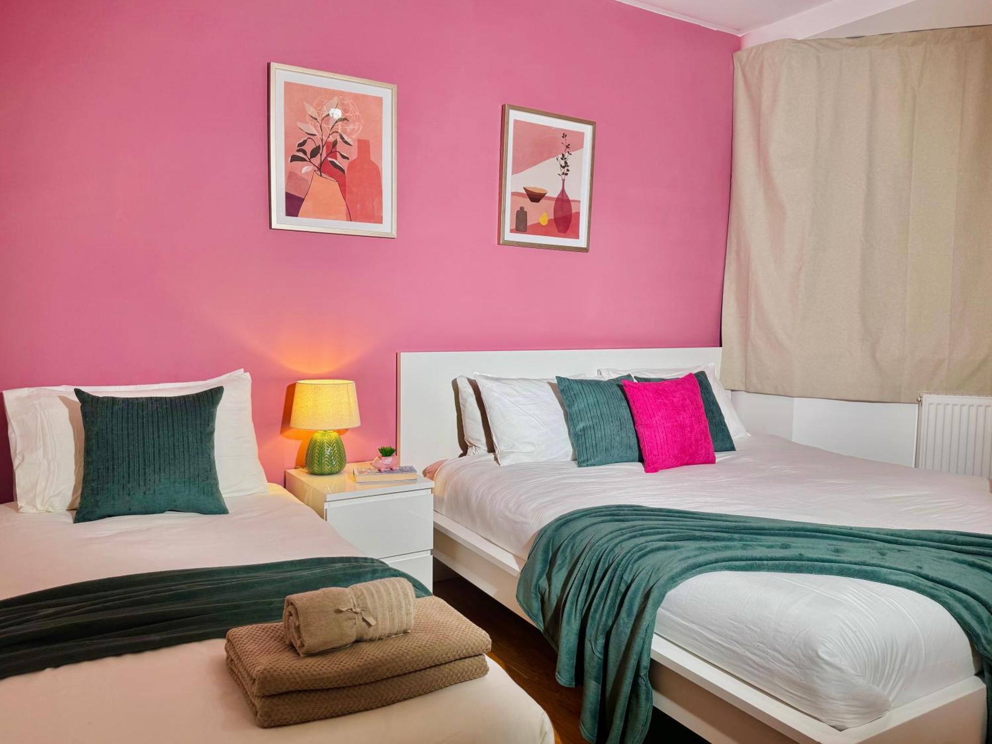 Modern 1-Bed Apt 30Min To Central London & Parking Exterior photo