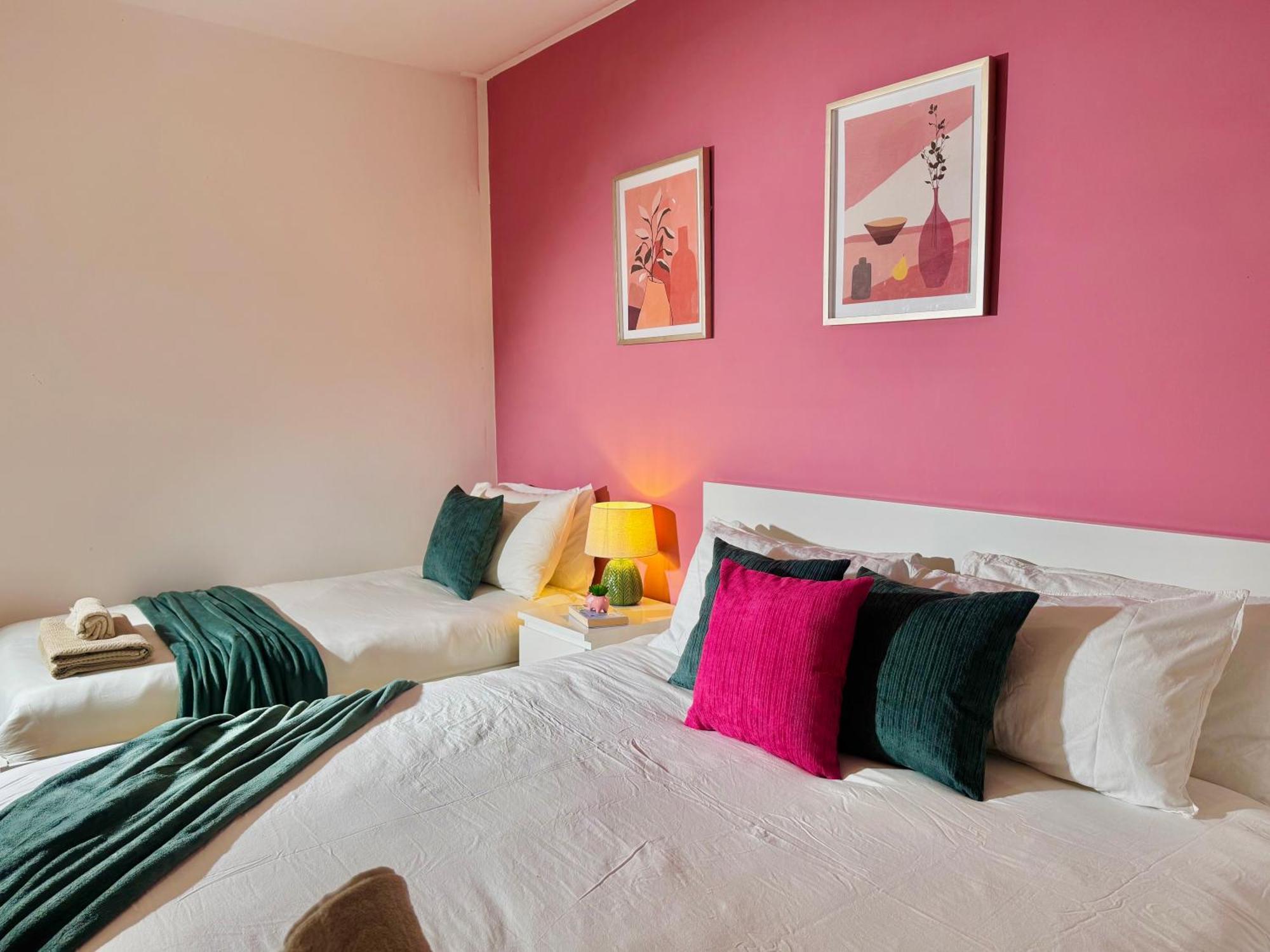 Modern 1-Bed Apt 30Min To Central London & Parking Exterior photo