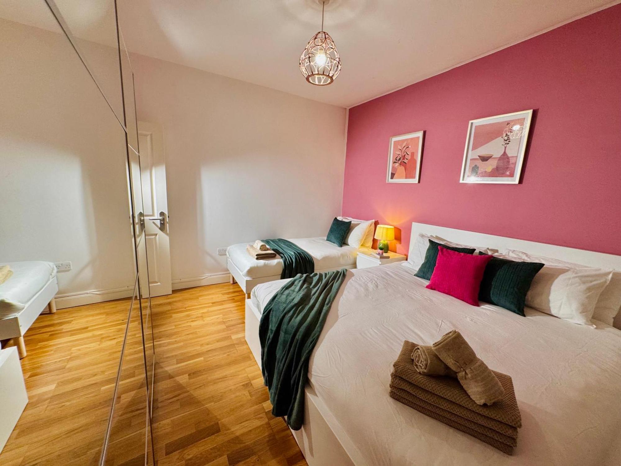 Modern 1-Bed Apt 30Min To Central London & Parking Exterior photo
