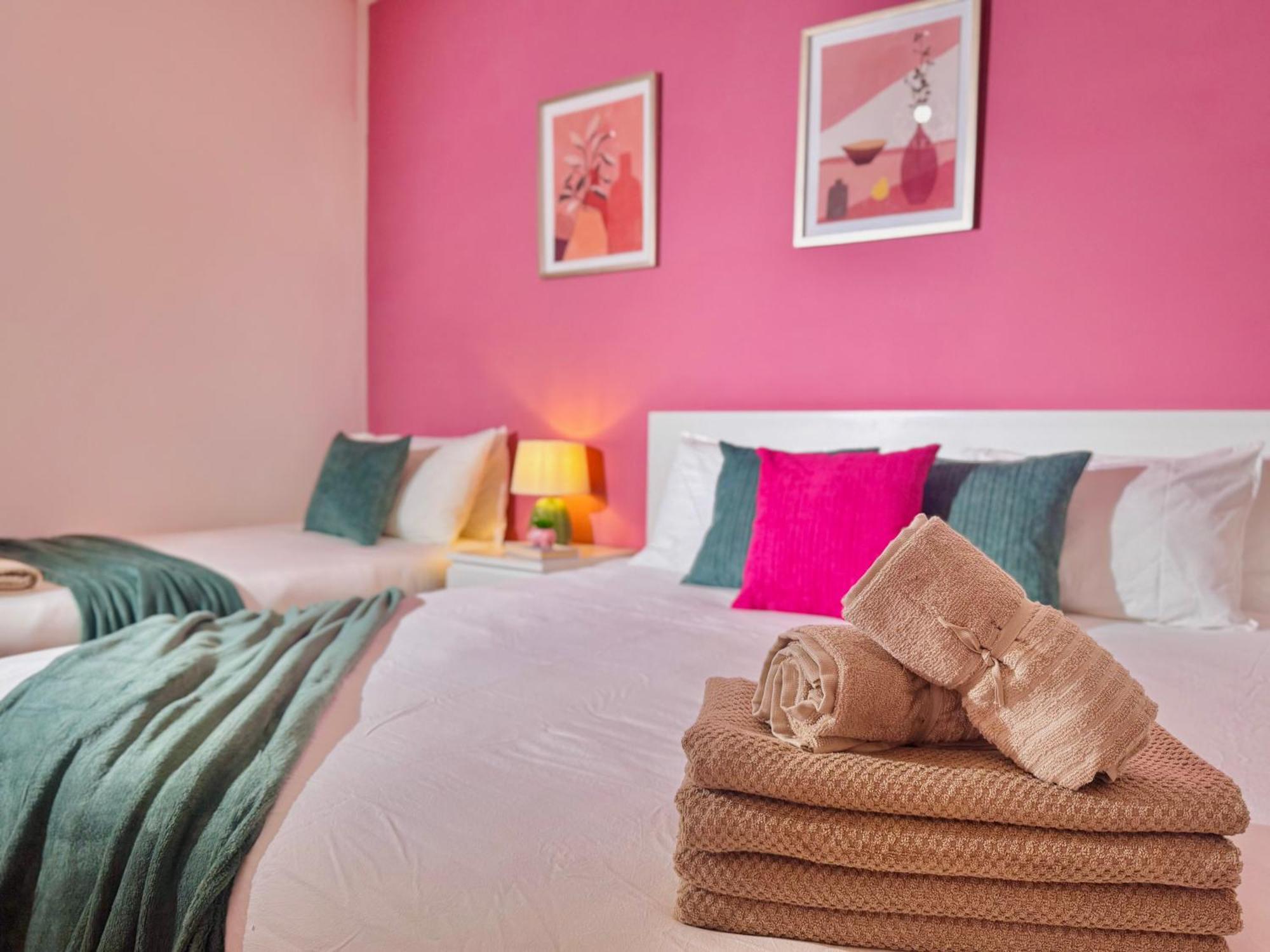 Modern 1-Bed Apt 30Min To Central London & Parking Exterior photo