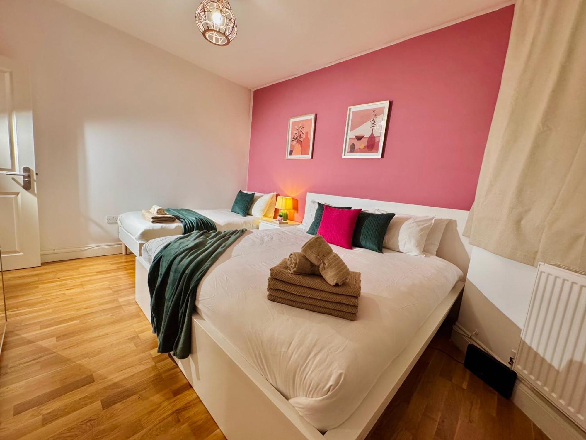 Modern 1-Bed Apt 30Min To Central London & Parking Exterior photo