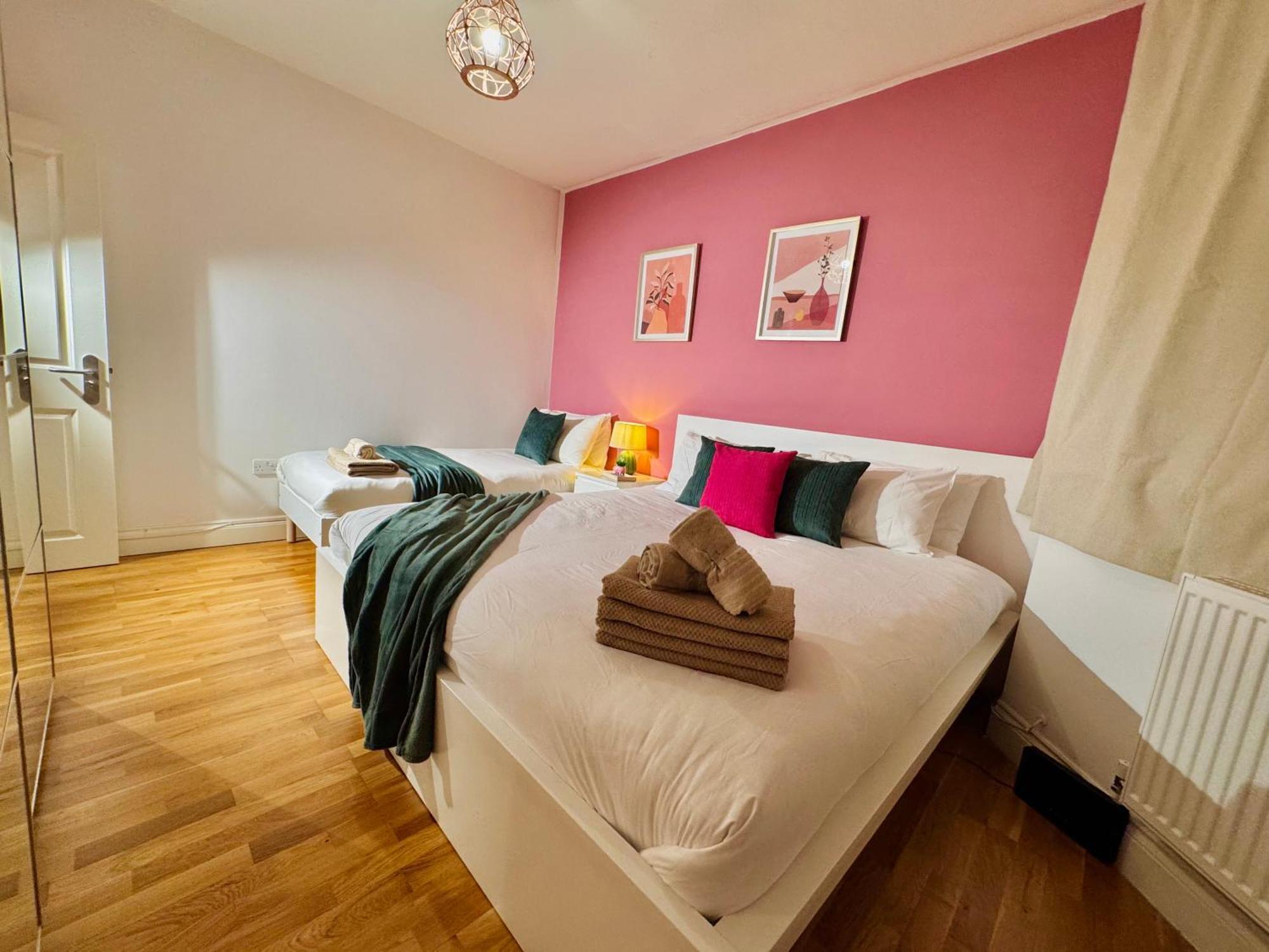 Modern 1-Bed Apt 30Min To Central London & Parking Exterior photo