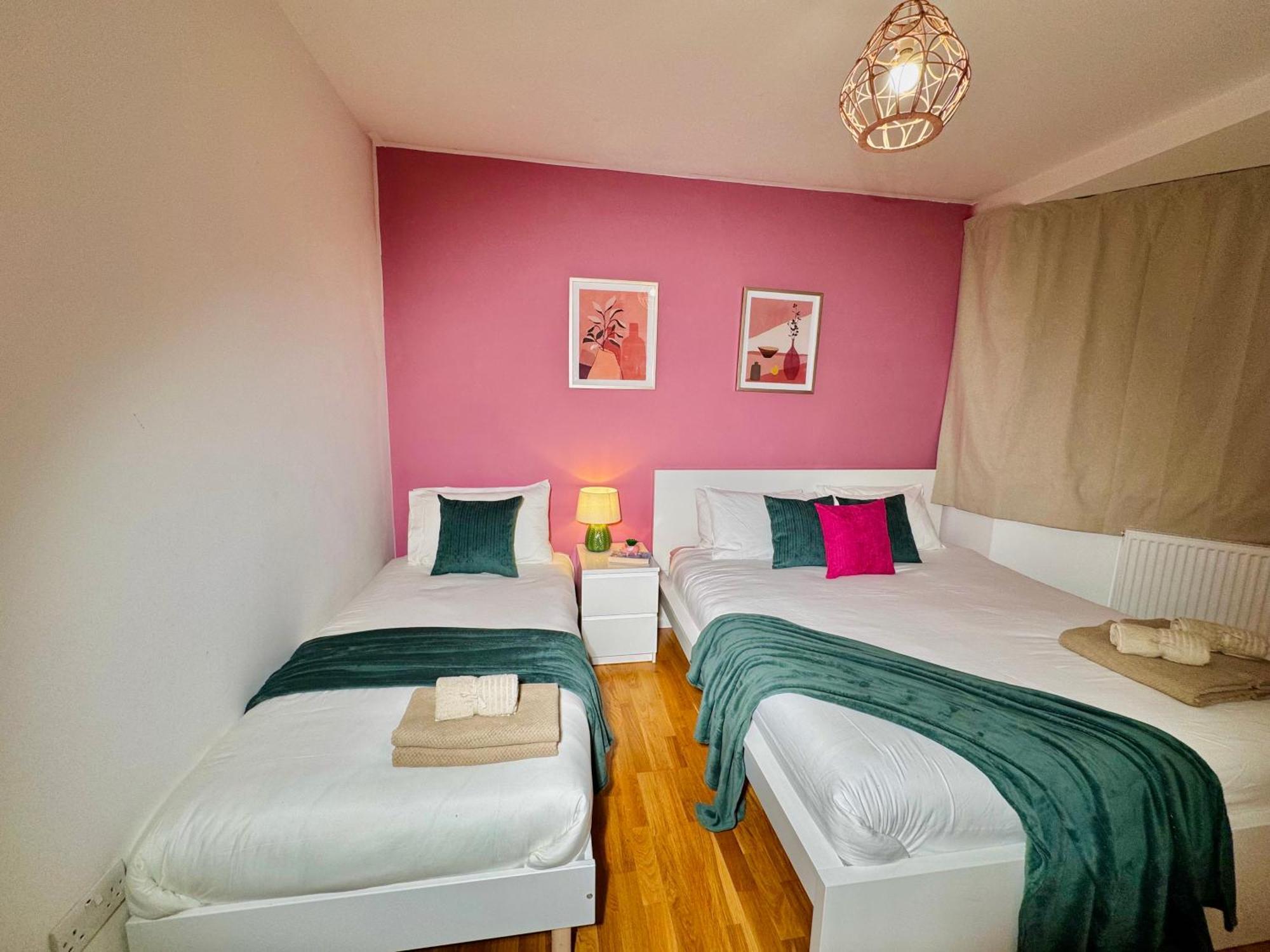 Modern 1-Bed Apt 30Min To Central London & Parking Exterior photo