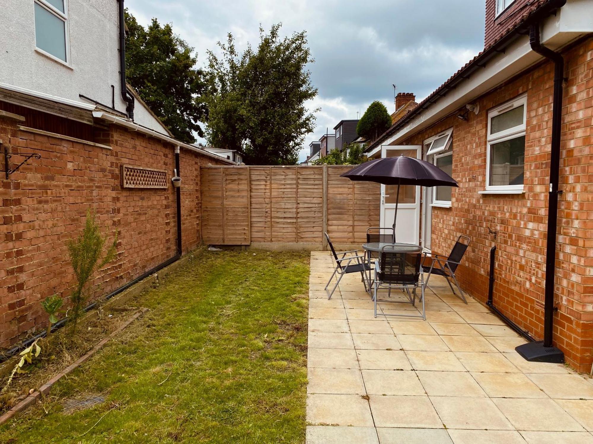 Modern 1-Bed Apt 30Min To Central London & Parking Exterior photo