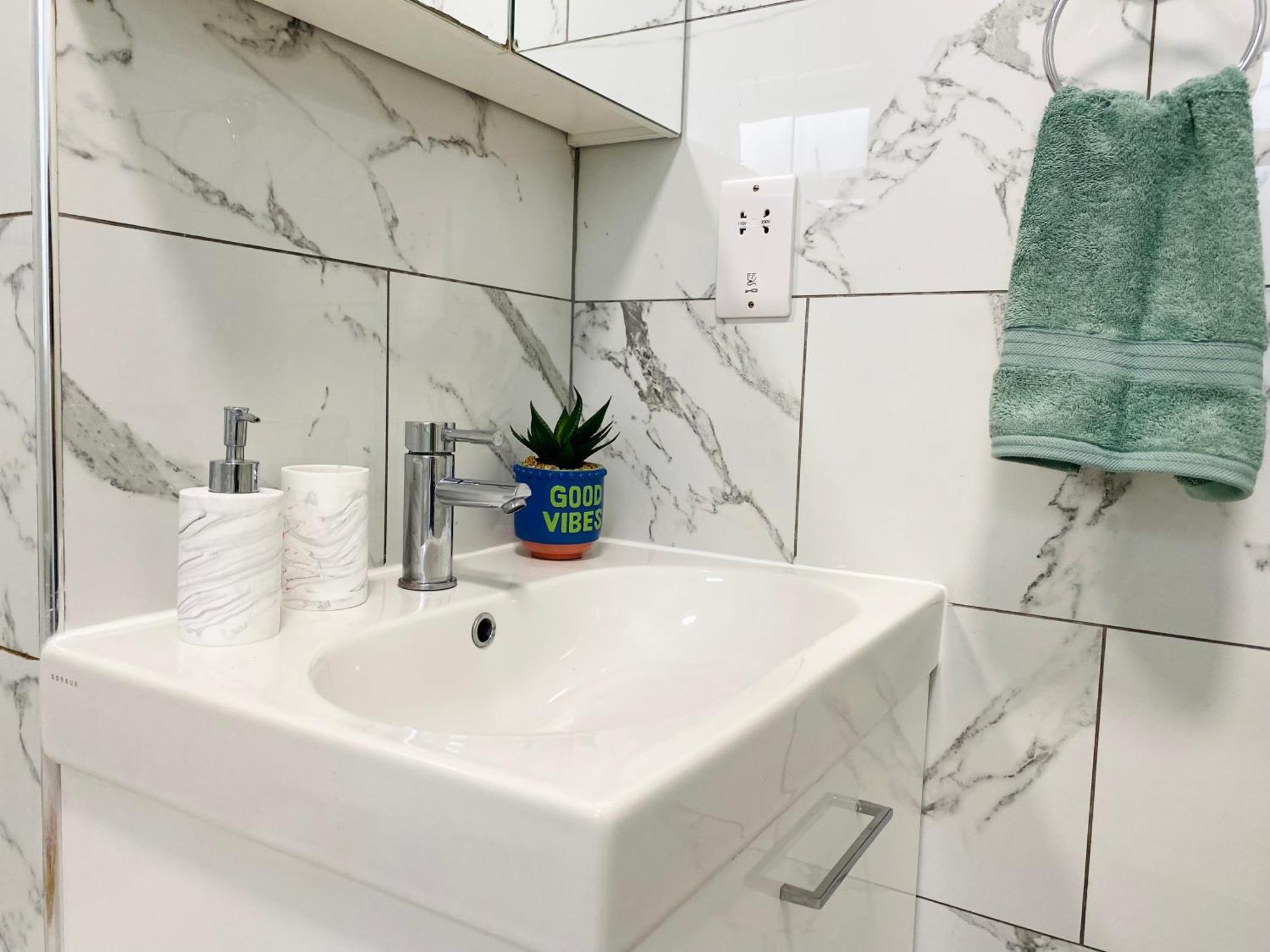 Modern 1-Bed Apt 30Min To Central London & Parking Exterior photo