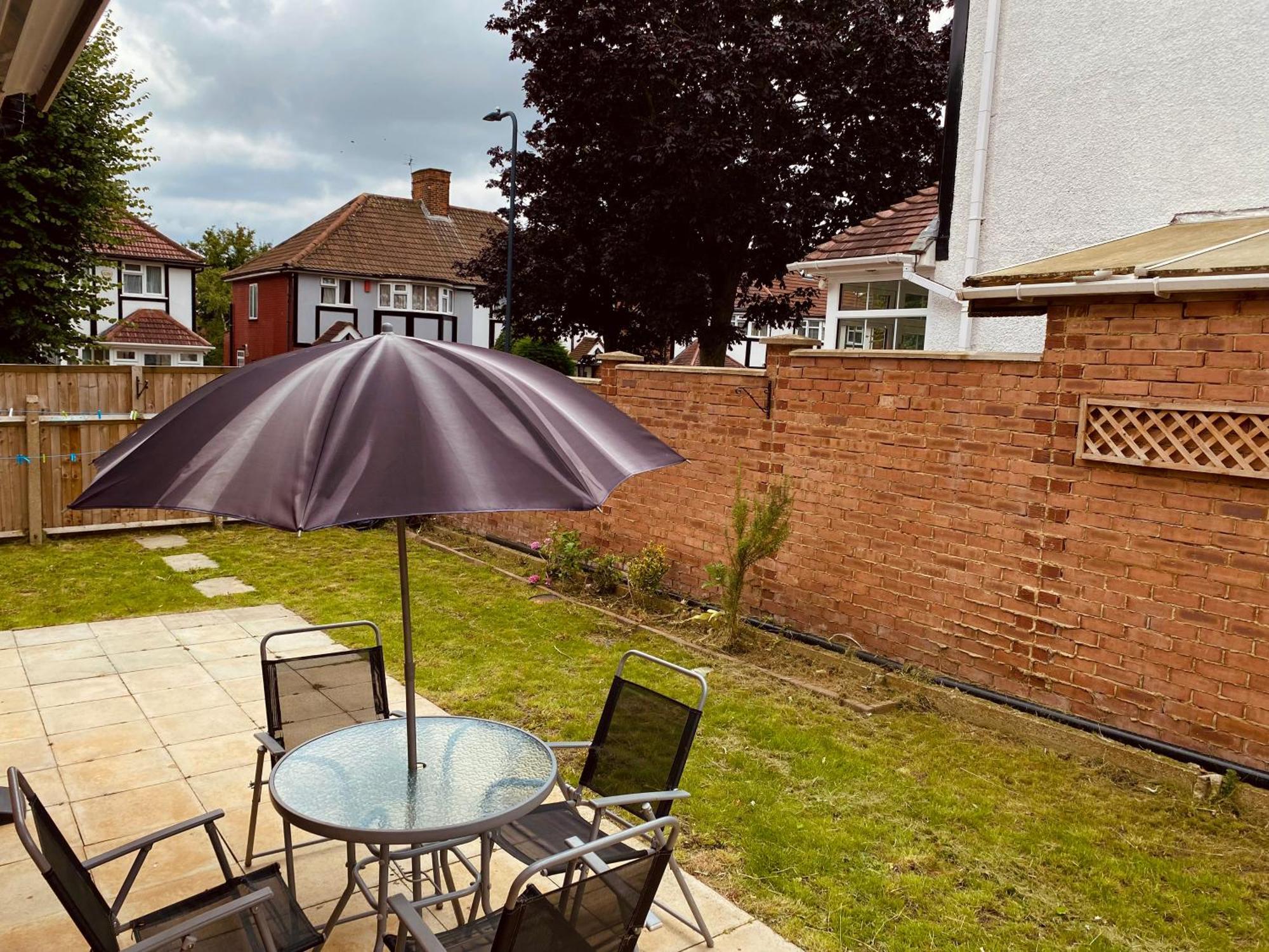 Modern 1-Bed Apt 30Min To Central London & Parking Exterior photo